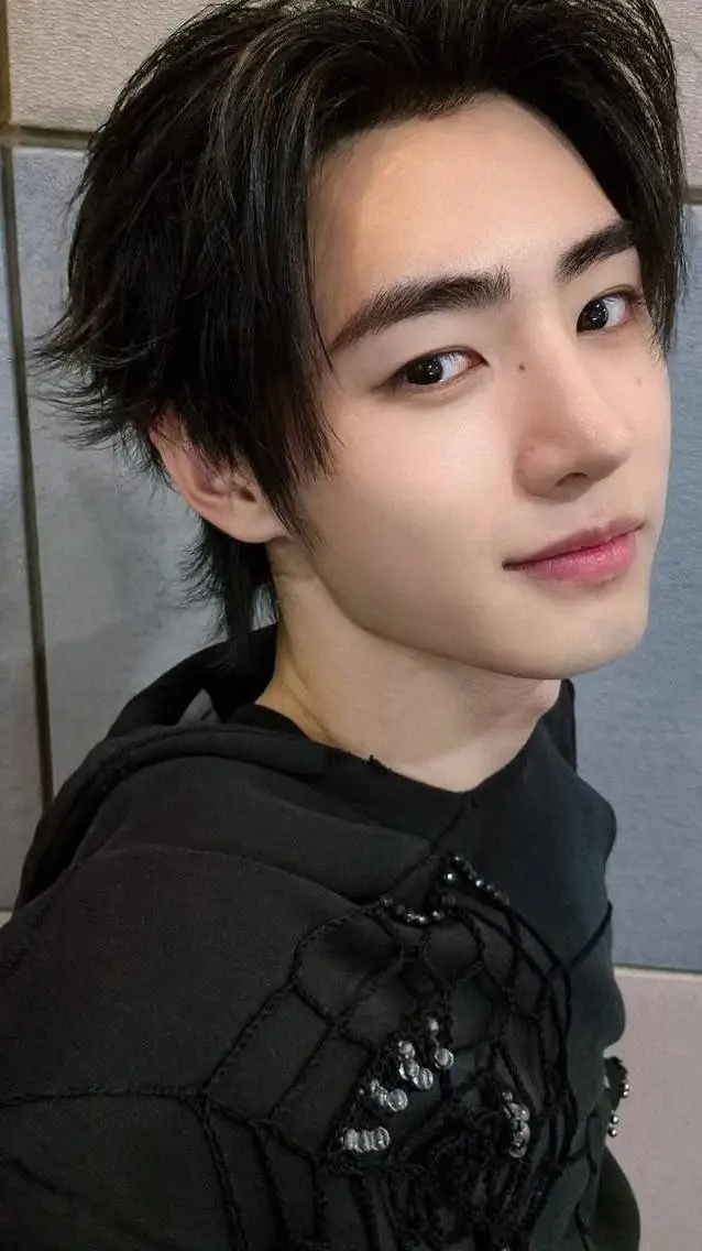ai character: •Sunghoon• background