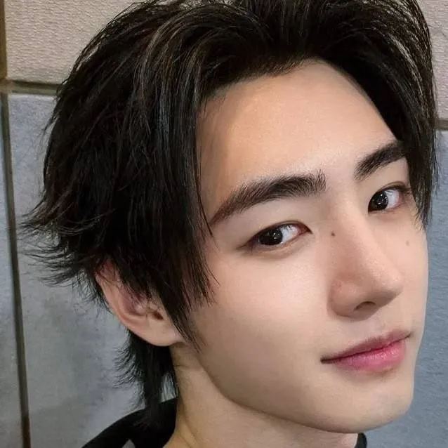chat with ai character: •Sunghoon•