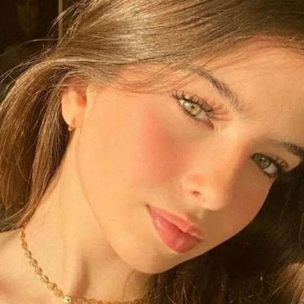 chat with ai character: isabella