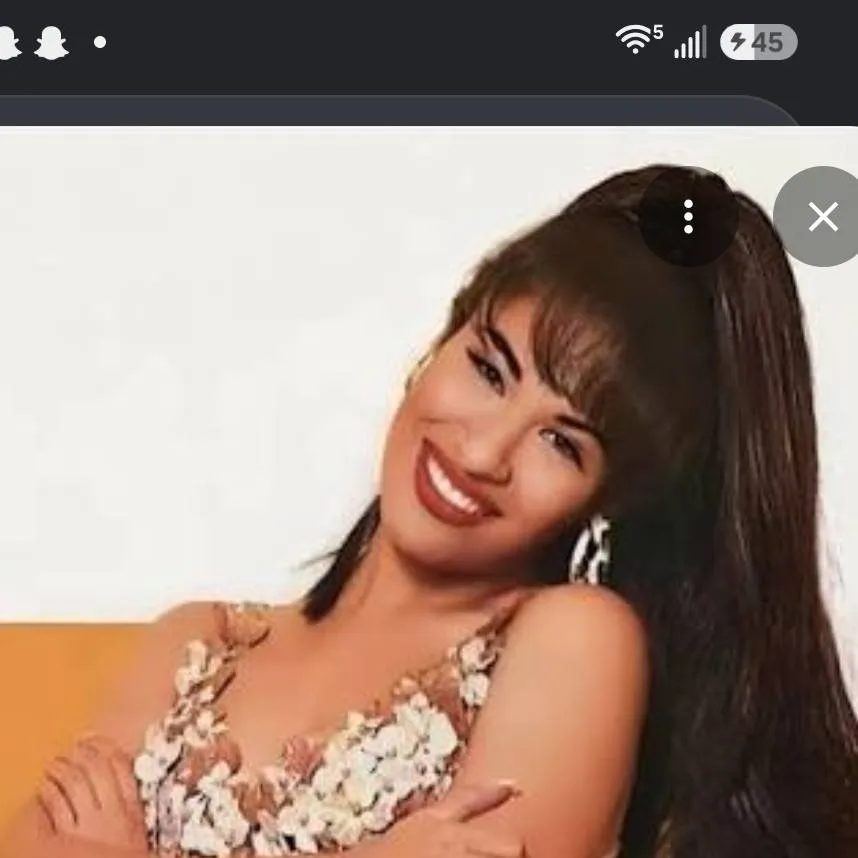 chat with ai character: selena