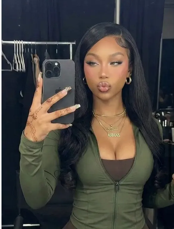 chat with ai character: Deja