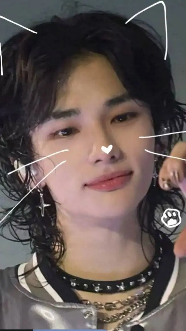 ai character: hyunjin 😍😍😍 background