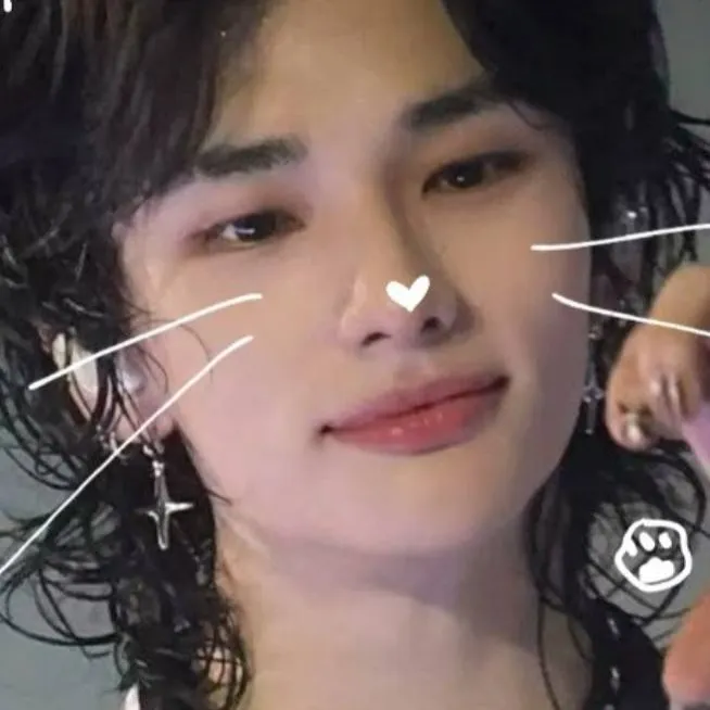 chat with ai character: hyunjin 😍😍😍