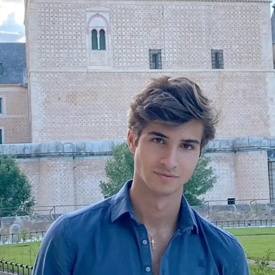 chat with ai character: Martín