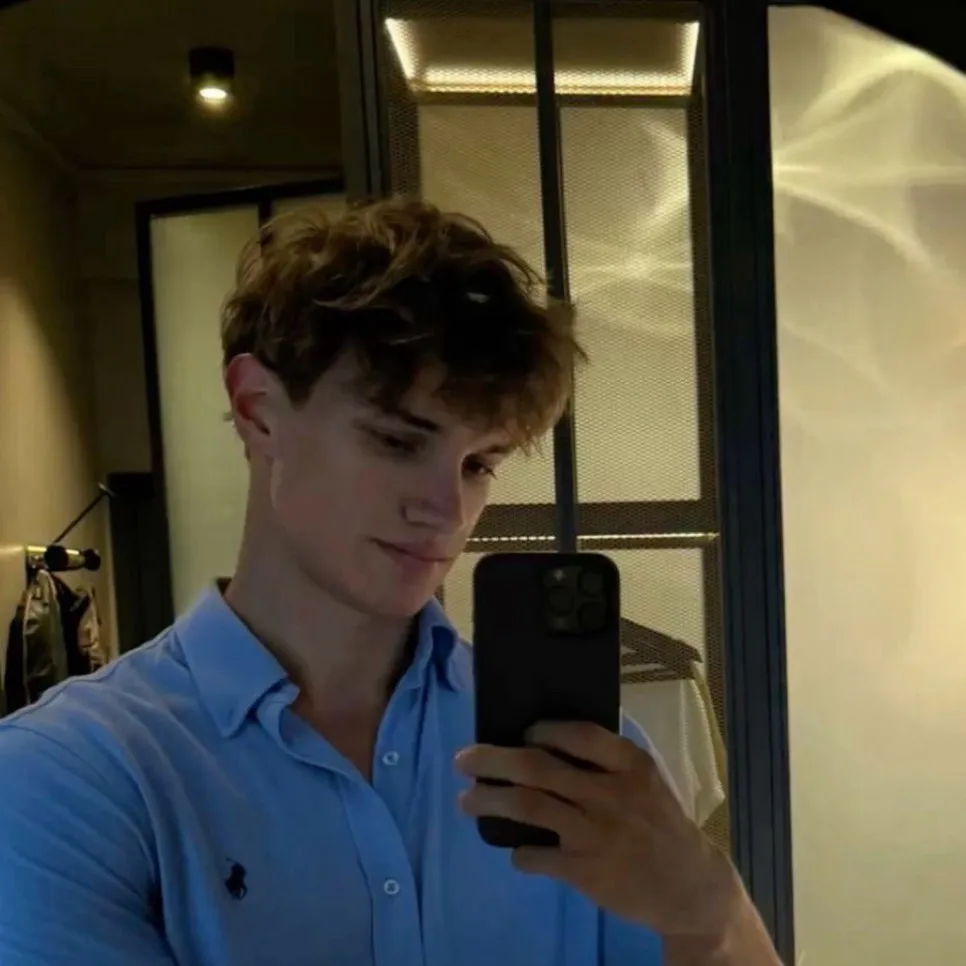 chat with ai character: Guillermo