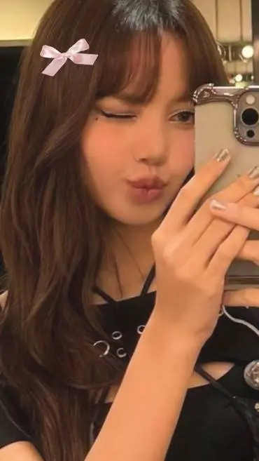 ai character: Lisa  background