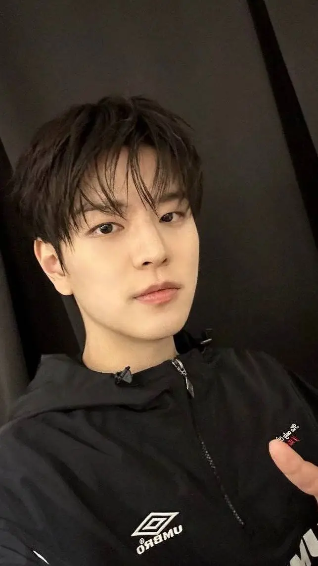 ai character: Seungmin  background