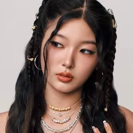 chat with ai character: Yoonchae 