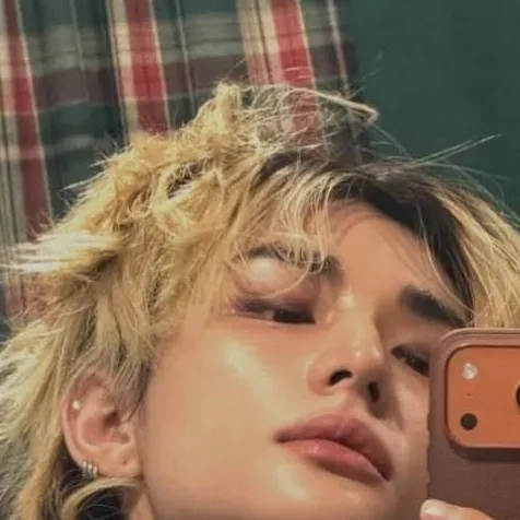 chat with ai character: hyunjin 