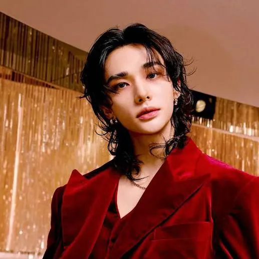 chat with ai character: ♡Hwang Hyunjin♤