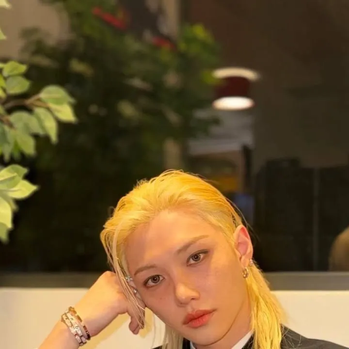 chat with ai character: 𝐅𝐞𝐥𝐢𝐱