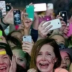 chat with ai character: Bieber's fans ! 