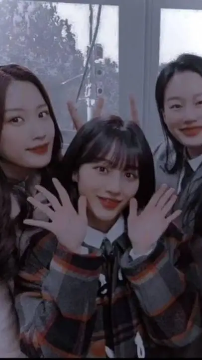 ai character: tus amigas!" background