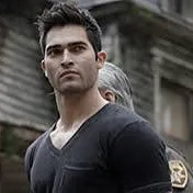 chat with ai character: Derek hale