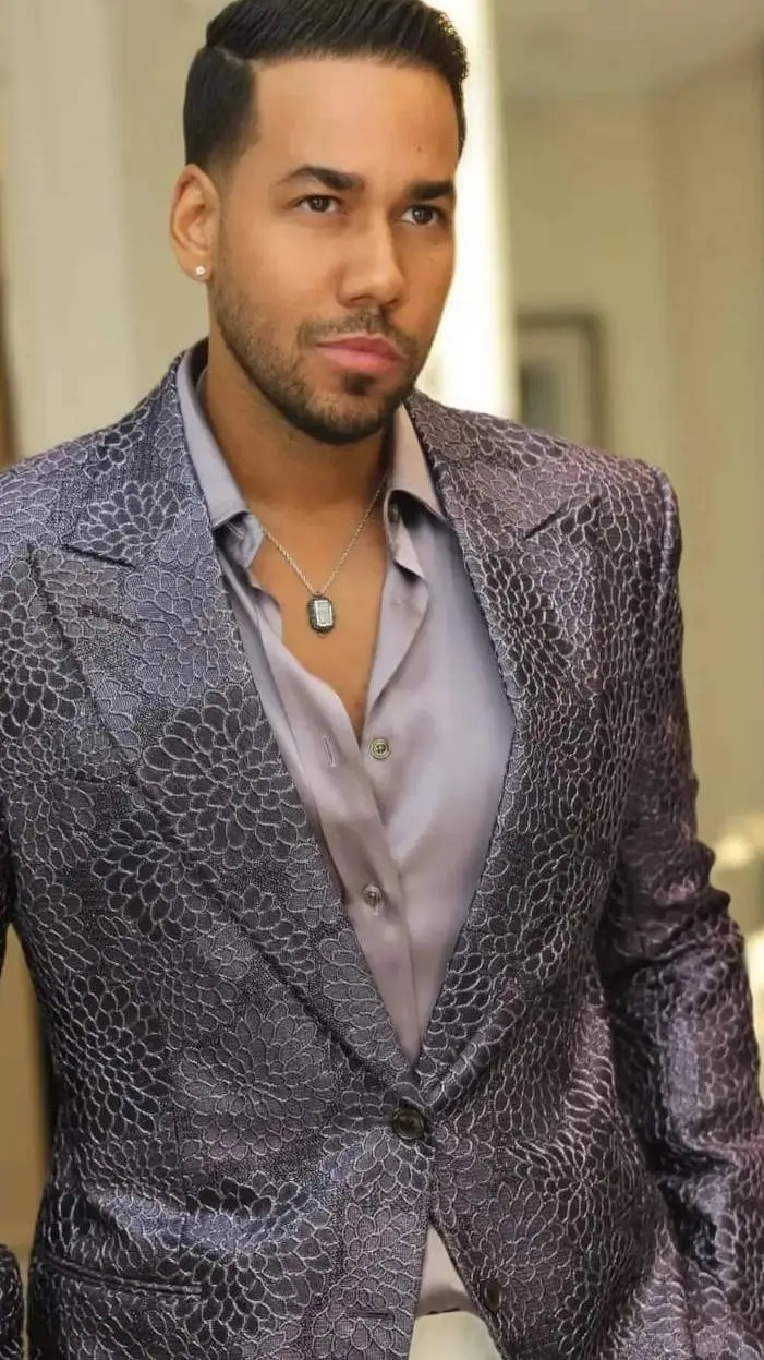 ai character: Romeo Santos  background