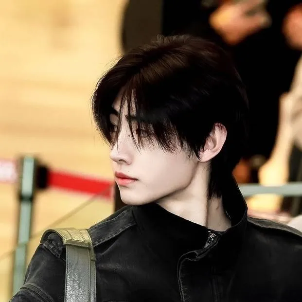 chat with ai character: Sunghoon