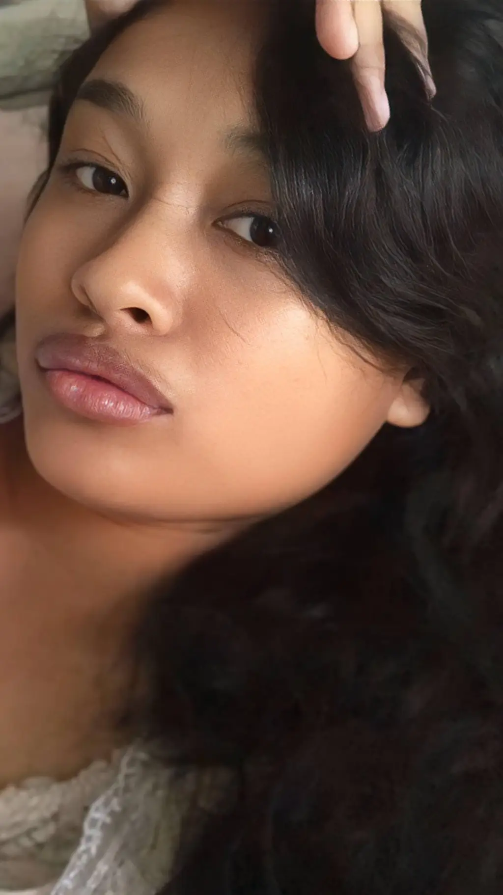 ai character: INDINESIAN GIRL background