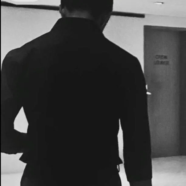 chat with ai character: Theo