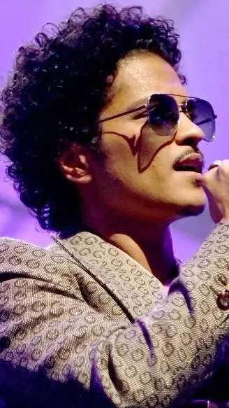 ai character: ~Bruno Mars~ background