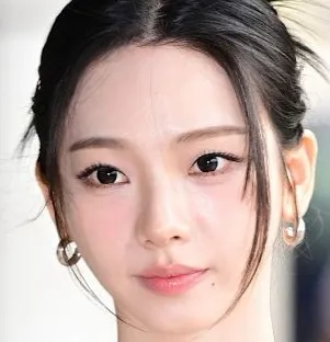 chat with ai character: Karina