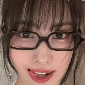 chat with ai character: 𝓜𝓸𝓶𝓸💖