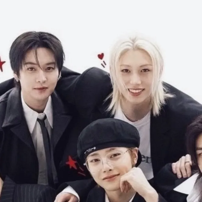 chat with ai character: Stray kids