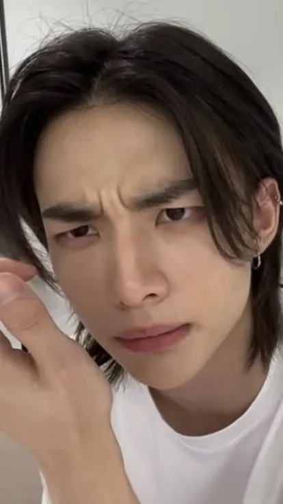ai character: Hyunjin (°-°) background