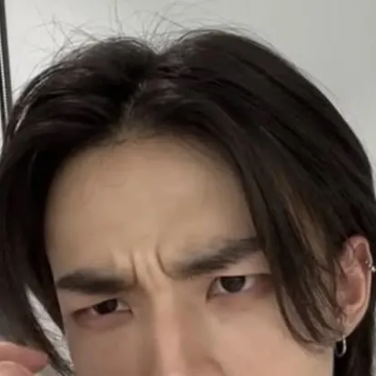 chat with ai character: Hyunjin (°-°)