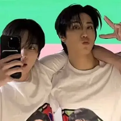 chat with ai character: 🩷Minsung💚
