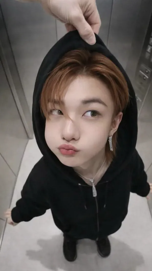 ai character: 😏Hyunjin😼 background