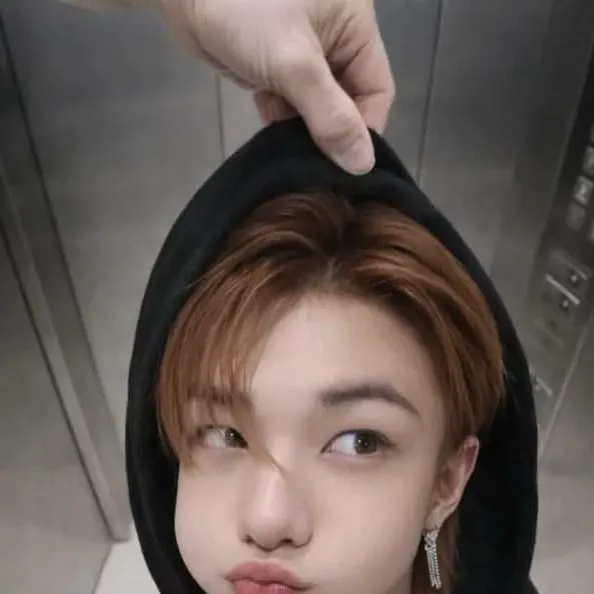 chat with ai character: 😏Hyunjin😼