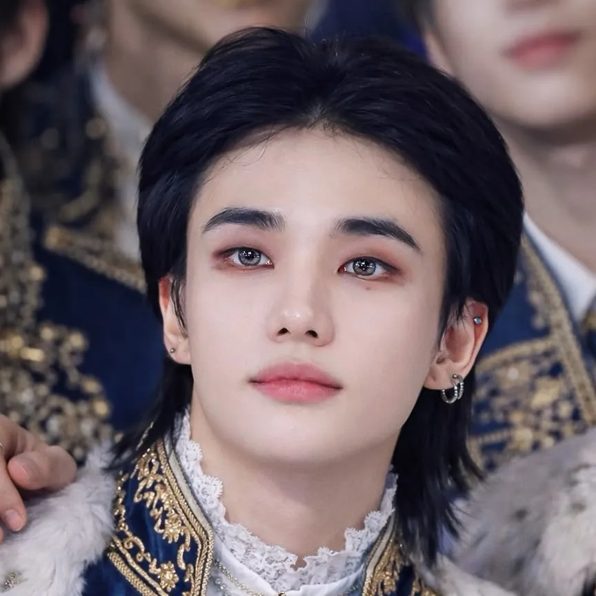 chat with ai character: Hyunjin wedding 