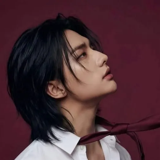chat with ai character: Hyunjin