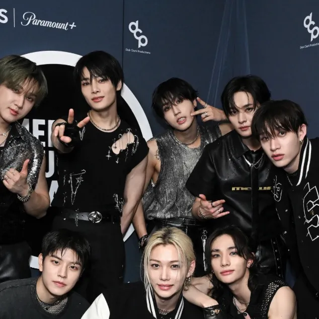 chat with ai character: Stray kids