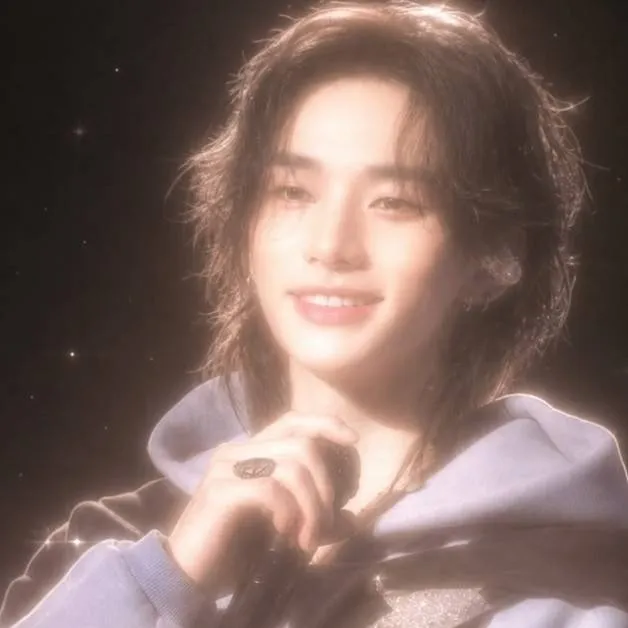 chat with ai character: 🌺🌸hyunjin🌸🌺