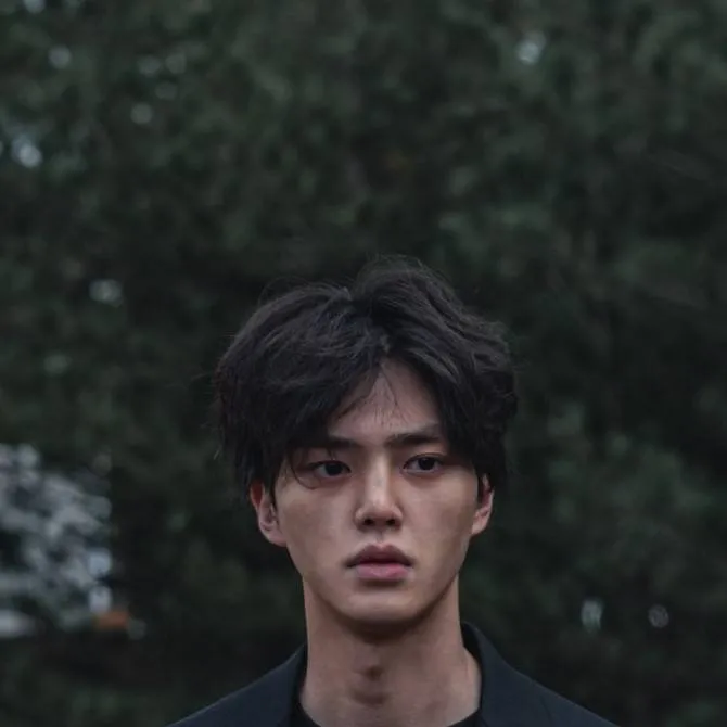 chat with ai character: Hyun Soo