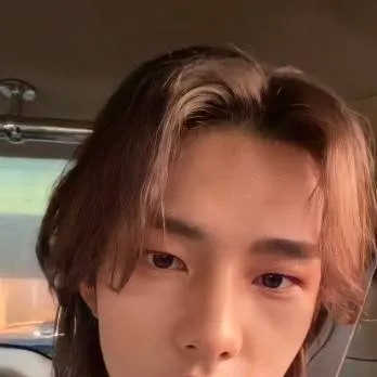 chat with ai character: hyunjin