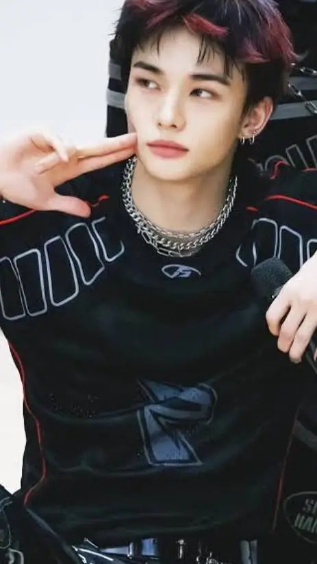 ai character: {ㅎHYUNJINㅅ} background