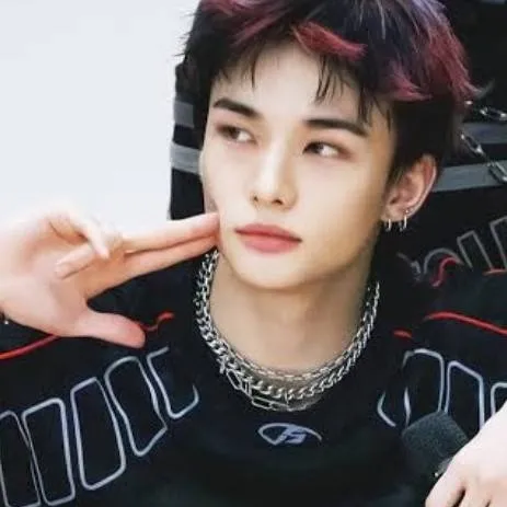 chat with ai character: {ㅎHYUNJINㅅ}