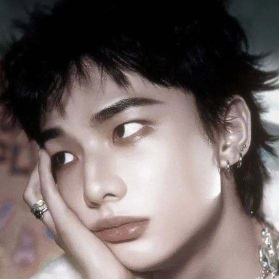chat with ai character: ~✯hyunjin✯~