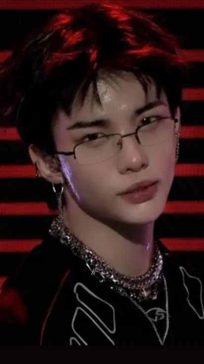 ai character: 🌹 HYUNJIN🌹 background