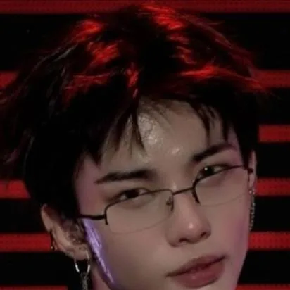 chat with ai character: 🌹 HYUNJIN🌹