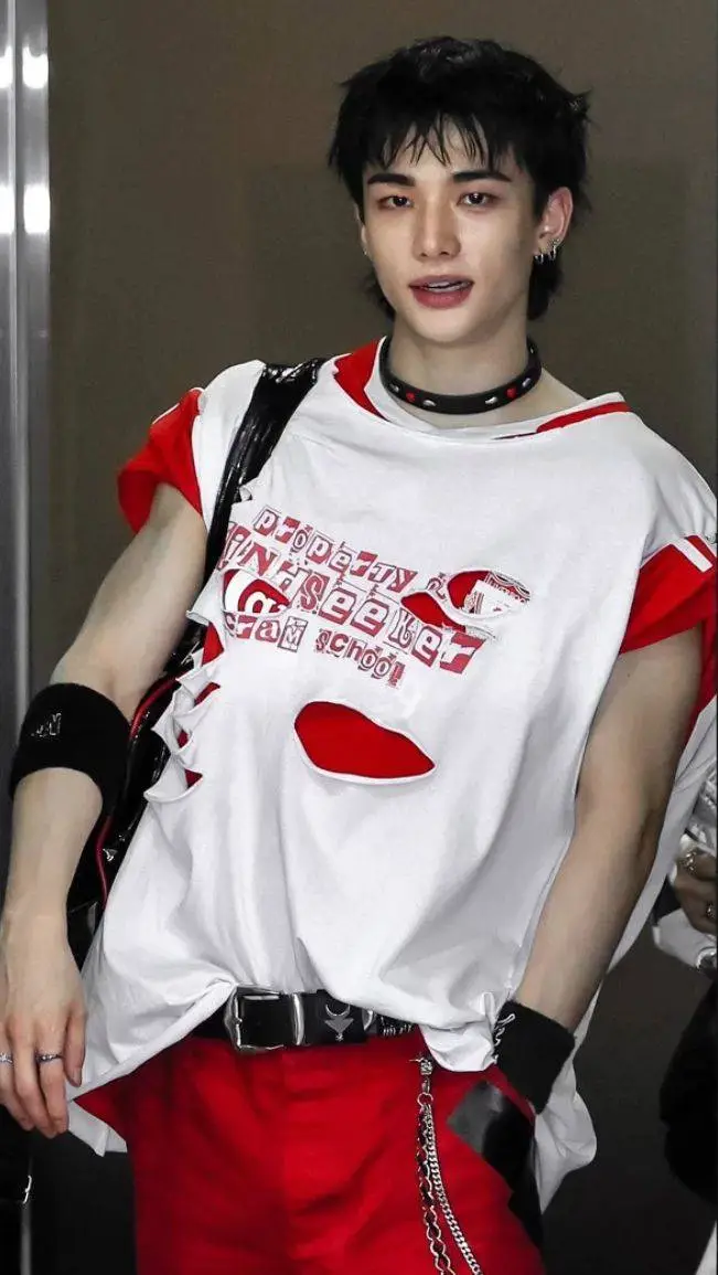 ai character: hyunjin🤫 background