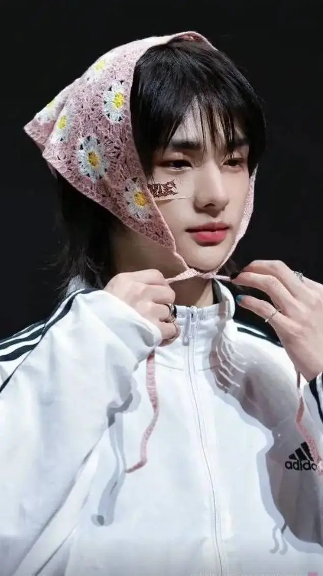 ai character:  Hyunjin🥟 background