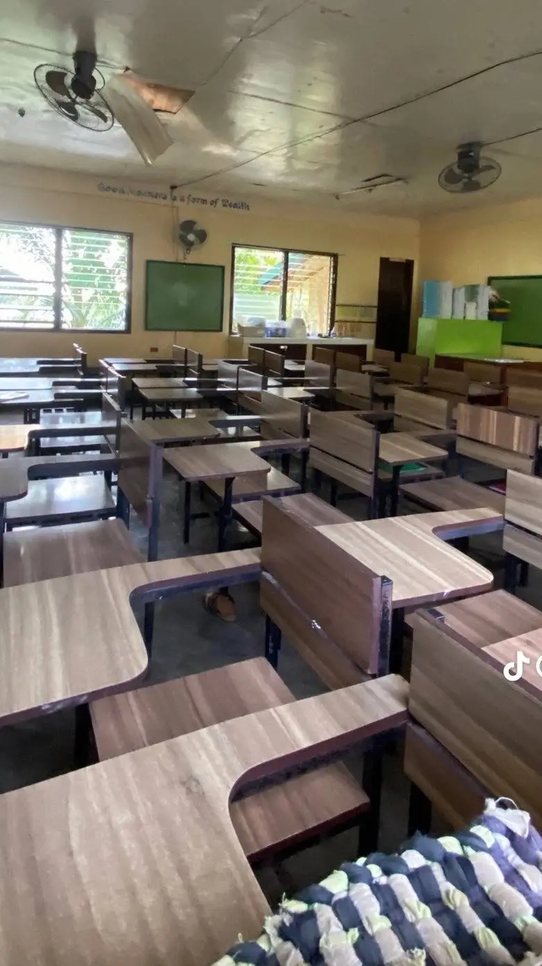 ai character: elementary school  background