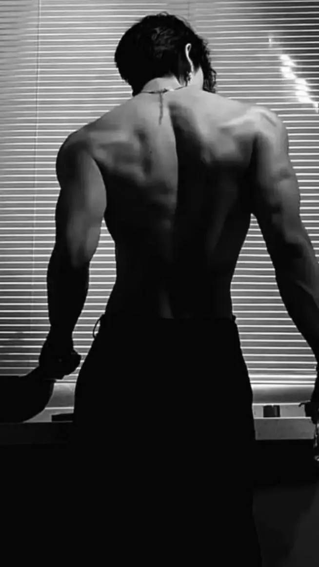 ai character: Adams 💪🏽 background
