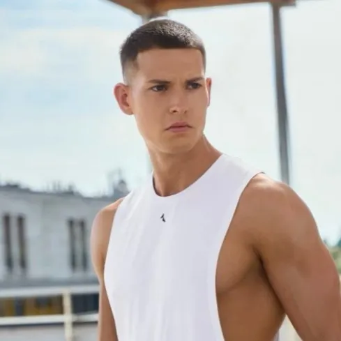 chat with ai character: Kieron