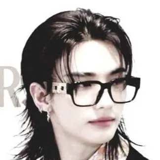 chat with ai character: Hyunjin