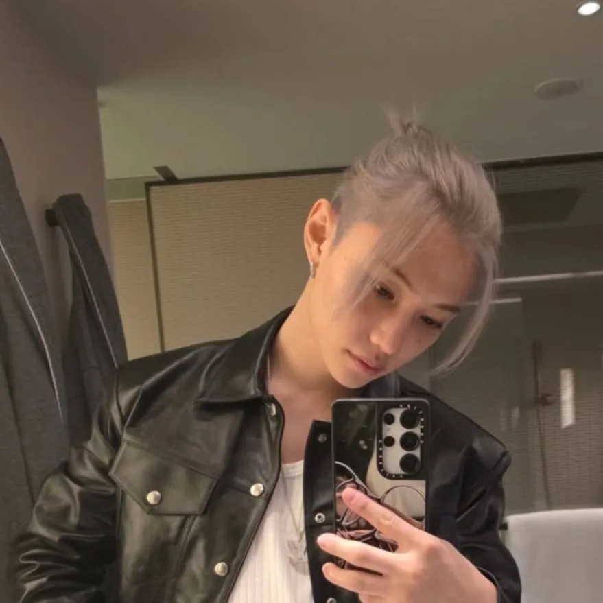 chat with ai character: Felix