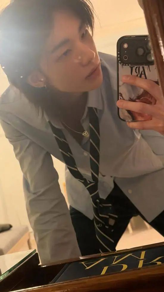 ai character: Hyunjin background